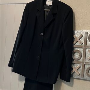 Le Suit Women's Elegant Black Pantsuit